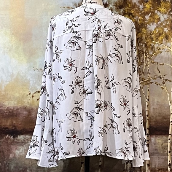 EUC APT.9 Pretty Floral Blouse with hidden button front placket. - Picture 5 of 7